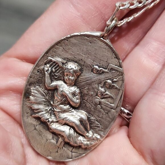 Vintage RARE Oval Cherub SS 18" Chain & Statement Pendant - Picture 7 of 10